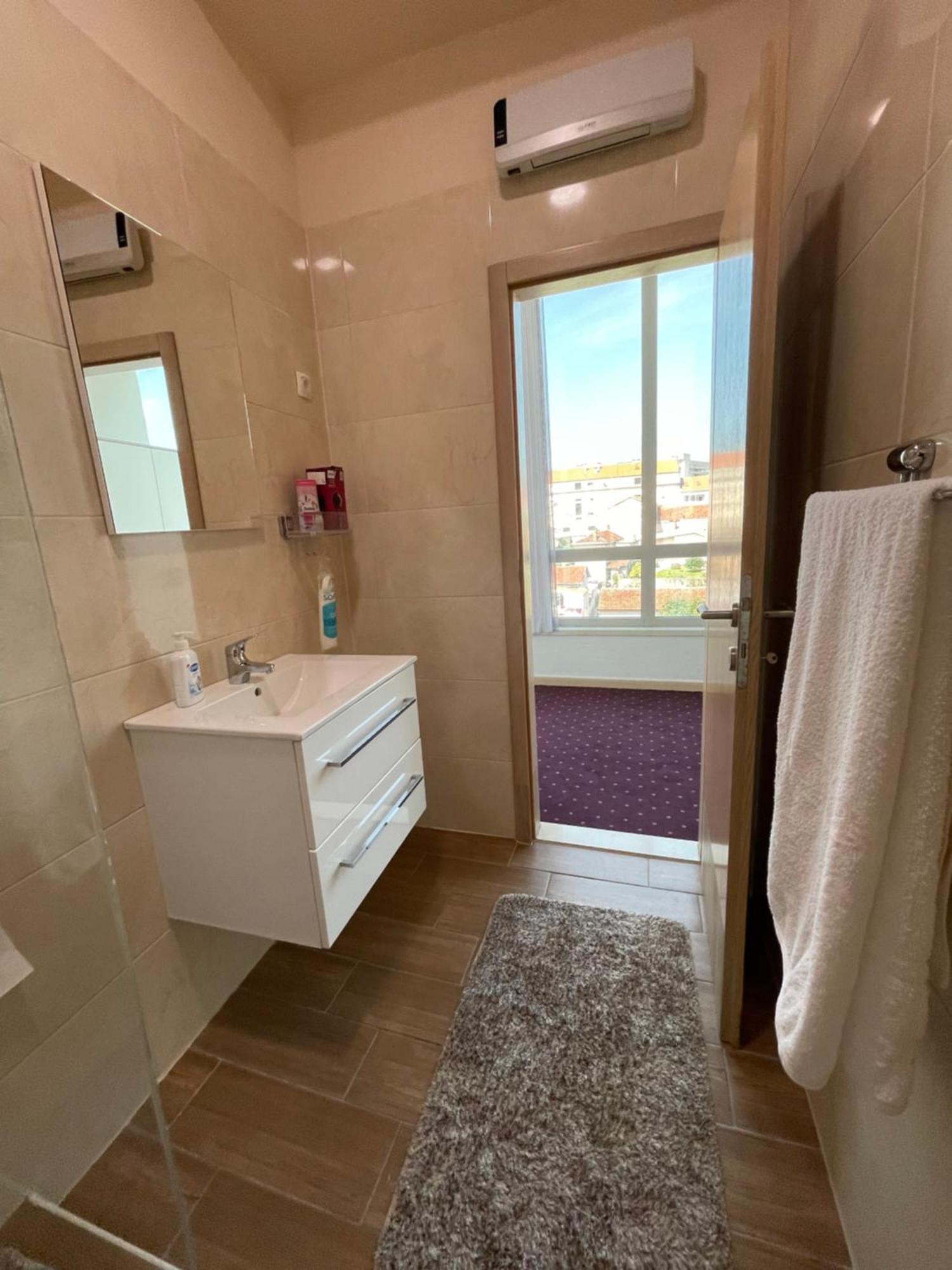 מוסטר Lux Apartments מראה חיצוני תמונה