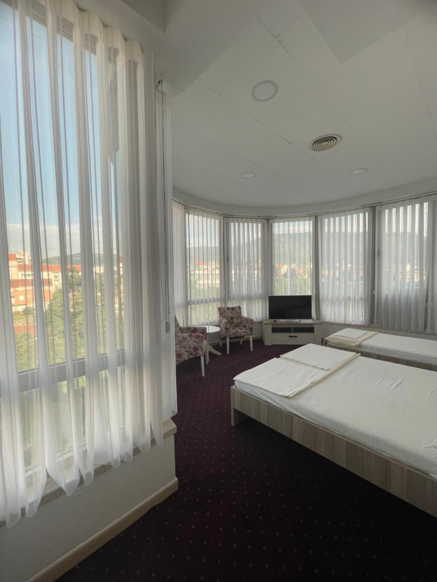 מוסטר Lux Apartments מראה חיצוני תמונה