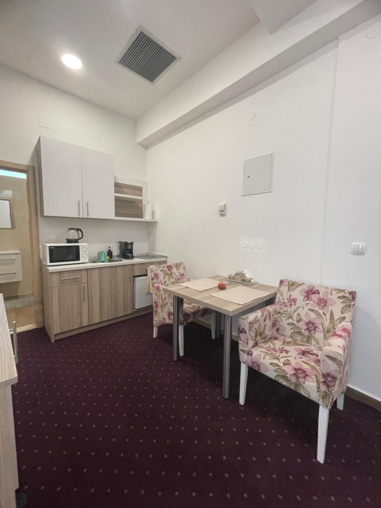 מוסטר Lux Apartments מראה חיצוני תמונה