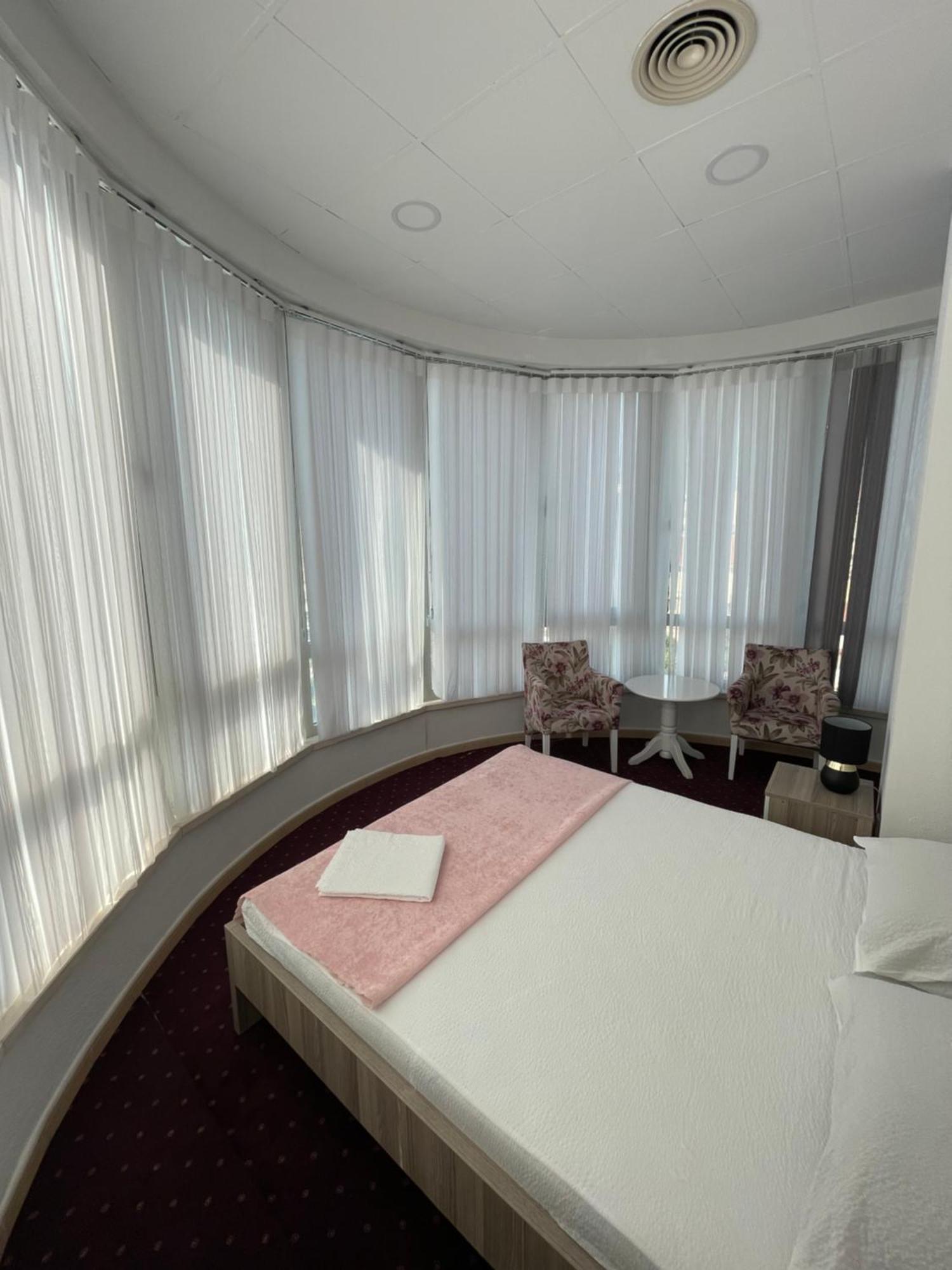 מוסטר Lux Apartments מראה חיצוני תמונה
